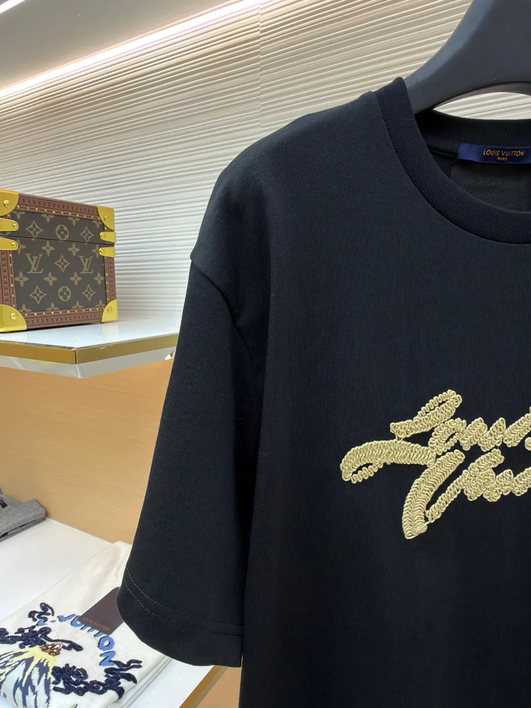 LOUIS VUITTON Raffia letter embroidered short sleeves ●Authentic product: Purchased and developed for 10399 ●Item number: 1680197-X95 ●Material: plain weave high-quality cotton ●Technology: double yarn tensioner thread ●Version: fitted version ●Weight: about 290 grams ●Size: S-M-L-XL ●Description: Clever use of iconic elements like raffia to add a touch of handcrafted flavor to the classic silhouette. Decorated with Louis Vuitton embroidery on the chest and Marque 1.Vuitton Dé 💰osée label on the back. The overall wiring is straight and delicate, the fabric is comfortable and soft, and the color is consistent without color difference. It can be matched with the same style to create a fashionable look and control various occasions. Customized accessories, complete with three standards, same style for men and women!